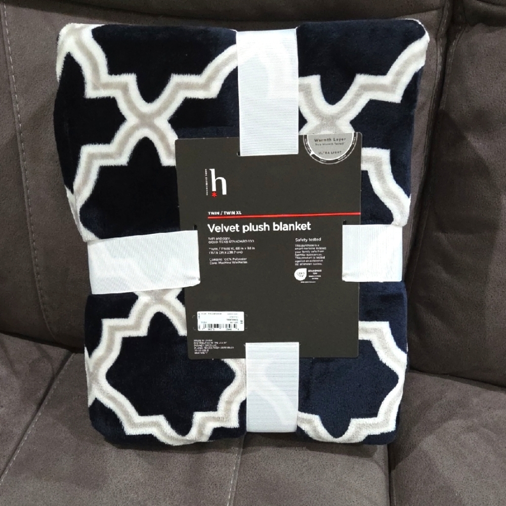 Home Bedding Velvet Plush Blanket - Navy and White